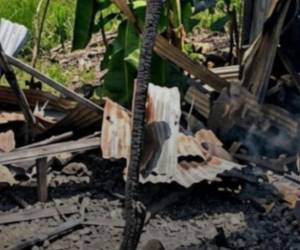 La pequeña vivienda donde ocurrió la explosión quedó reducida a cenizas en pocos minutos tras la tragedia.