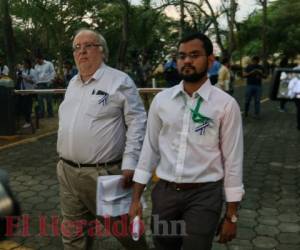 El miembro de la Alianza Cívica José Pallais (L) y el líder de los estudiantes universitarios Max Jerez llegan para dirigirse a la prensa en el sexto día del 'Diálogo Nacional' con el gobierno. Foto AFP