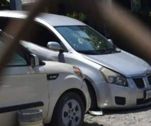 Cuando abrieron el turismo Pontiac Vibe, color plateado, año 2009, encontraron el cadáver. Foto: Cortesía.