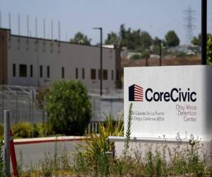 Cinco de los ocho centros de detención de inmigrantes del ICE en California están a cargo de compañías privadas. FOTO: AP