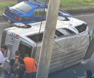 Accidente de microbús deja varias personas heridas cerca del puente El Carrizal
