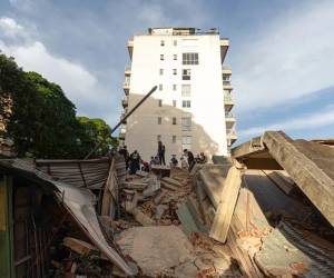 Unos 856 edificios resultaron afectados y 190 colapsaron, según los mismos datos oficiales.