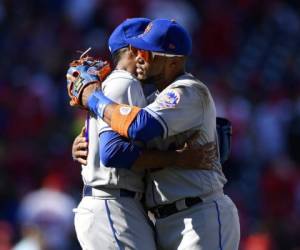 El segunda base Robinson Canó (derecha) de los Mets de Nueva York abraza al cerrador Edwin Díaz tras vencer 2-0 a los Nacionales de Washington. (Foto: AP)