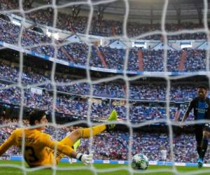 En el último duelo de Champions, el portero Courtois recibió dos goles en el primer tiempo y tuvo que ser sustituido en el complemento por supuestos problemas estomacales. (AP)