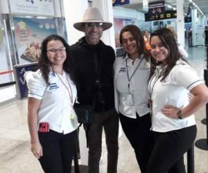 Los empleados del aeropuerto de Roatán aprovecharon para tomarse una fotografía con Marco Antonio Solís. Foto: Facebook