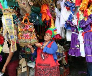 Los mercados semejan un colorido carnaval donde se ponen a la venta los atuendos que vestirán las inditas y los inditos el 20 de julio.Foto:Marvin Salgado/El Heraldo