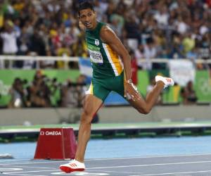 Wayde Van Niekerk al momento de superar a todos sus rivales.