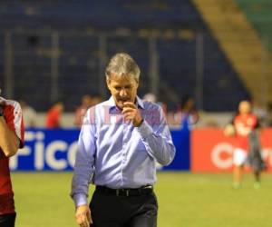 Carlos Restrepo, DT del Olimpia, camina en el césped del Nacional. Foto Ronal Aceituno| EL HERALDO