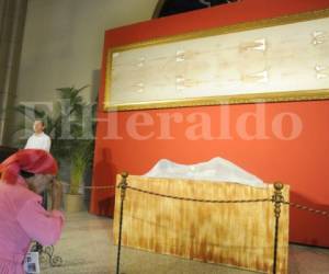 La réplica de la Sábana Santa, traída a Honduras por la Iglesia Católica y un comité organizador encabezado por don Jorge Canahuati Larach, se exhibe hasta este domingo en la Basílica Menor de Suyapa.