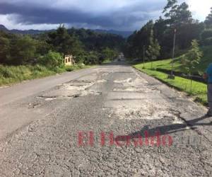 La carretera CA-7 de La Paz no tiene señalización y está llena de baches, lo que ha provocado un centenar de accidentes por varios años.