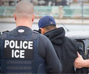 Agentes de ICE mientras detienen a un inmigrante en Estados Unidos. (Foto: Archivo AP)