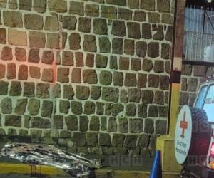 Una ambulancia llegó a la zona, sin embargo, los paramédicos confirmaron que la víctima no tenía signos vitales.