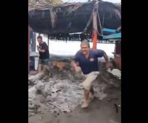 Varias personas que estaban a la orilla del mar salieron corriendo ante el fuerte oleaje.