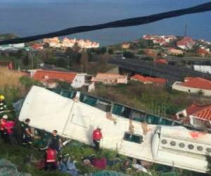 El autobús trasladaba a turistas alemanes, quienes perdieron la vida en el fatal accidente registrado en Madeira, la ciudad donde nació Cristiano Ronaldo. (Foto: AP)