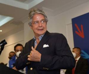 El presidente electo de Ecuador, Guillermo Lasso, ofrece una conferencia de prensa en un hotel de Quito el 12 de abril de 2021. Foto: AFP