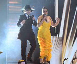 Las cantantes Olga Tanon y Milly Quezada abrieron el primer show de los Latin Grammy con la canción 'La vida es una carnaval' de la cubana Celia Cruz. Foto: AFP