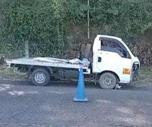 El camión en el que fue encontrado sin vida el transportista salvadoreño permanecía estacionado a la orilla de la carretera hacia San Marcos de Colón.