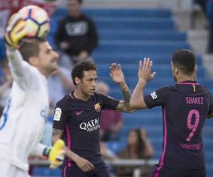 Neymar celebra con su compañero Luis Suárez uno de los tantos ante Las Palmas (Foto: Agencia AFP)