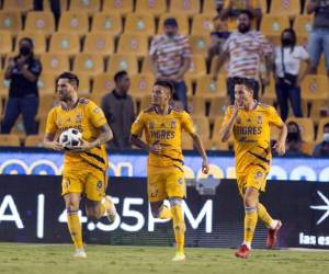 Tigres' Raymundo Fulgencio (C) celebrates after scoring against Leon during their Mexican Apertura 2021 tournament football match, at the Universitario stadium in Monterrey, Mexico, on September 11, 2021. (Photo by Julio Cesar AGUILAR / AFP)