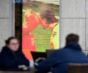 Borussia Dortmund, en un restaurante reabierto en el lugar de Alter Markt en Dortmund, Alemania occidental. Foto: Agencia AFP.