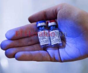 El Fondo de Inversión Directa de Rusia muestra la vacuna contra la enfermedad del coronavirus, desarrollada por el Instituto de Investigación de Epidemiología de Gamaleya. Foto: Agencia AFP.