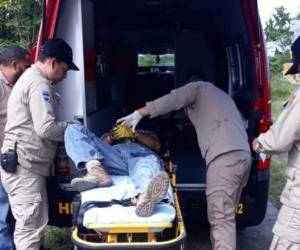 El hombre, que presentaba quemaduras de ambos brazos, fue trasladado hacia el Hospital Mario Catarino Rivas en un intento de salvarle la vida. Foto: Bomberos.