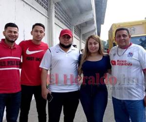 Carlos Campos, Alex Maldonado, Carlos Ely Lagos, Angie Maldonado y Don Bernardino cuando se aprestaban a ingresar al Estadio Morazán. Foto: EL HERALDO