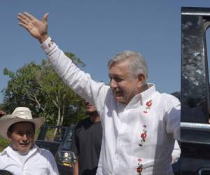 El presidente mexicano Andrés Manuel López Obrador saluda a los residentes de Nuevo Momón, México, el sábado 6 de julio de 2019. El líder mexicano está visitando los hospitales rurales de Chiapas, el estado más al sur de México.