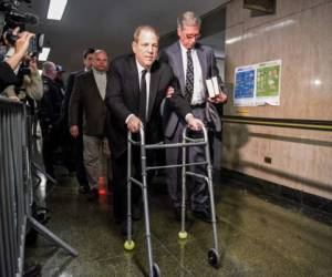 Harvey Weinstein camina a la sala del tribunal en la corte penal de la ciudad de Nueva York para el inicio de su juicio. El exproductor de Hollywood llegó con un aspecto desmejorado. Foto: AFP.