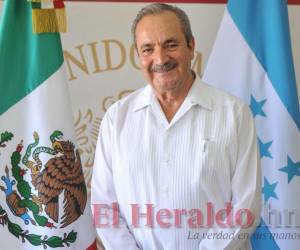 Durante gran parte del día pasa en el despacho de la Embajada de México, en donde mantiene un contacto directo con los hondureños.