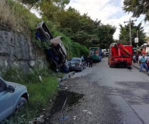 Ambos vehículos quedaron dañados tras el fuerte impacto.