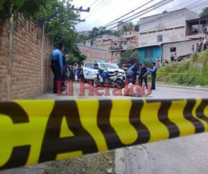 El cadáver fue lanzado en la calle principal de la colonia Primero de Diciembre de la capital de Honduras. Foto: Estalin Irías/EL HERALDO.