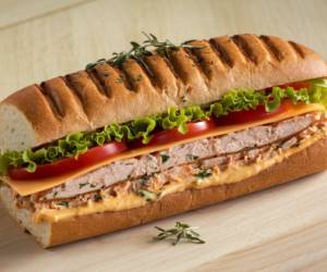 Un delicioso sándwich de pollo ideal para aprovechar las sobras de la cena navideña y disfrutar en cualquier momento del día.