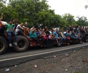Honduran migrants take part in a caravan towards the United States in Chiquimula, Guatemala on October 17, 2018. - A migrant caravan set out on October 13 from the impoverished, violence-plagued country and was headed north on the long journey through Guatemala and Mexico to the US border. President Donald Trump warned Honduras he will cut millions of dollars in aid if the group of about 2,000 migrants is allowed to reach the United States. (Photo by ORLANDO ESTRADA / AFP)