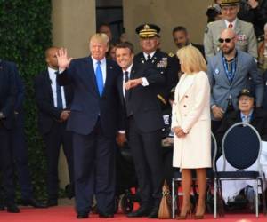 En la ceremonia de este jueves estuvieron presentes Trump junto a su esposa Melania, que fueron los primeros en llegar al cementerio de Colleville-sur-Mer, un territorio estadounidense en Francia. Luego llegaron Macron y su esposa Brigitte.
