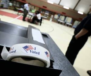 El informe denunció que las autoridades electorales suelen asignar recursos insuficientes para proporcionar intérpretes o material impreso en español. Foto:AP