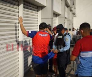 Las autoridades realizan fuertes operativos principalmenten el sector en donde estará ubicada la barra Ultra Fiel. Foto: Mauricio Ayala | EL HERALDO