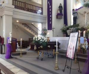 Los restos del padre Antonio Quetglas están siendo velados en la iglesia Medalla Milagrosa.