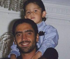 Alejandro Fernández cargando a su hijo mayor, Alejandro Fernández Jr, cuando este tenía al menos cinco años.