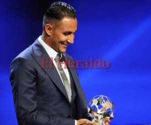 Así reaccionó el costarricense tras recibir su premio de la UEFA. Foto: AFP