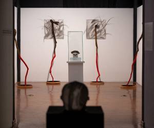 En una exposición pensada para inaugurarse en su presencia, “Memento morí – Memento vivere” es ahora un homenaje póstumo a su autor.