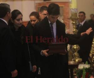 El mandataio Juan Orlando Hernández no dejó de abrazar a sus sobrinos. Foto Johny Magallanes/EL HERALDO