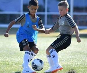 Cristiano Jr juega con el equipo infantil de la Juventus.