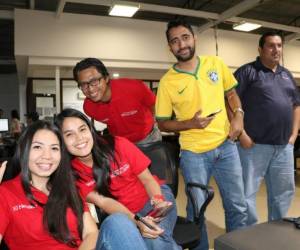 Astrid Zambrano, Sabdy Flores, Euclides Valdez, Fede Ramos y Arony Lagos durante la transmisión de ZONA RUSA.