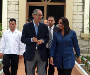 Álvaro Colom llega a Honduras para ser condecorado