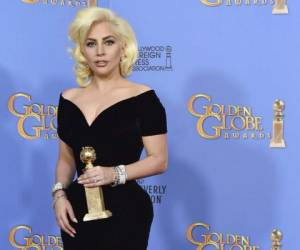 Lady Gaga posa en la sala de prensa tras ganar el Globo de Oro a la mejor actriz en una serie limitada o película hecha para TV por su trabajo en 'American Horror Story: Hotel'. (Foto: AP)