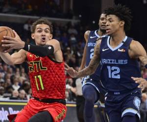 Trae Youlng, de los Hawks de Atlanta, controla el balón frente a Ja Morant, de los Grizzlies de Memphis. Foto: Agencia AP.