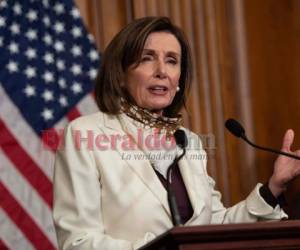 La presidenta de la Cámara de Representantes de los Estados Unidos, Nancy Pelosi, habla con la prensa antes de firmar el paquete de ayuda adicional de 484 mil millones de dólares en medio de la pandemia. Foto: Agencia AFP.