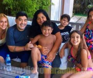 La versión de una posible reconciliación de Diego Maradona y Verónica Ojeda estalló a raíz de esta foto. Cortesía Instagram @maradona