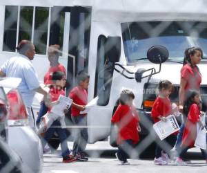 Las autoridades migratorias estadounidenses han separado a unos 2,300 niños de sus padres migrantes en las últimas semanas. Foto AP